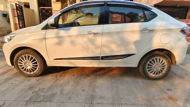 https://images10.gaadi.com/usedgaadi-sellcar/UsedCar/8a1d6443-4636-4bf5-9cad-af2a153e53f9/70bea6f4-cf19-4dc2-9c55-7a6b3107bb4a.jpg?imwidth=6402