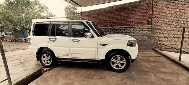 https://images10.gaadi.com/usedgaadi-sellcar/UsedCar/8b675222-0e38-4374-ab16-bf1398fa0fbc/459ba99e-6948-4d1f-bfe9-6bd7dd736fa4.jpg?imwidth=6400