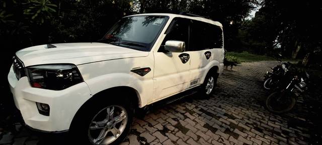 https://images10.gaadi.com/usedgaadi-sellcar/UsedCar/8b675222-0e38-4374-ab16-bf1398fa0fbc/ba7a8700-c61b-4147-96f5-233c2c2099aa.jpg?imwidth=6402