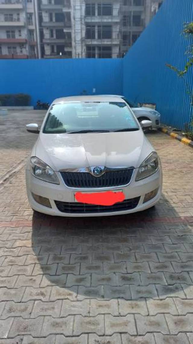 https://images10.gaadi.com/usedgaadi-sellcar/UsedCar/8b8aa194-b844-4839-a95f-493693ffb0b9/563e6fbd-e08a-40a0-bc5a-cfdf61ea78af.jpg?imwidth=6400