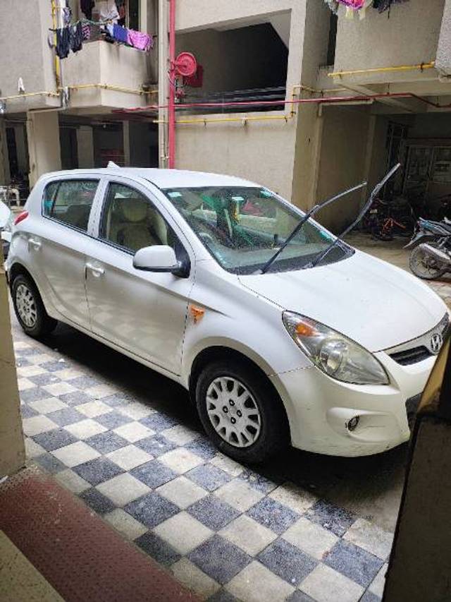 https://images10.gaadi.com/usedgaadi-sellcar/UsedCar/8ced1c2e-57c1-4f90-b11a-c5fda6a31845/caa5bdb3-d11b-40ec-9040-5c35eecf0164.jpg?imwidth=6400