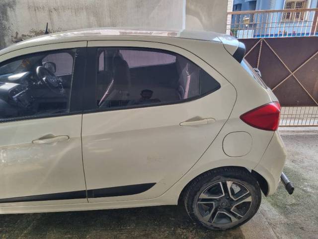 https://images10.gaadi.com/usedgaadi-sellcar/UsedCar/8d1ebc0a-3408-49fb-9805-b634b24b9bf0/884b5ab0-0aa0-450a-9777-3418bc1e6b4d.jpg?imwidth=6402