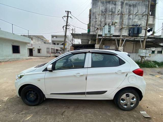 https://images10.gaadi.com/usedgaadi-sellcar/UsedCar/8d51b581-e795-4cf6-bd2c-c724f15b63f0/059a4215-43ed-4755-8838-792ecd172b83.jpg?imwidth=6402