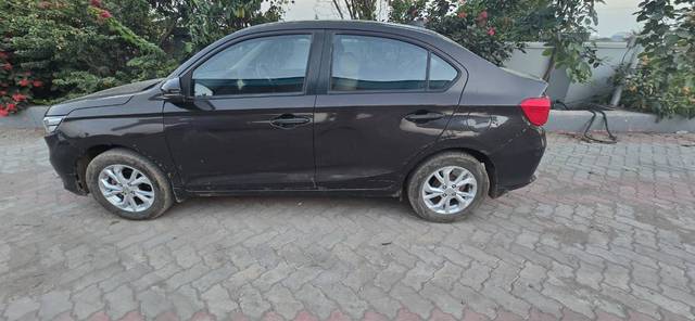 https://images10.gaadi.com/usedgaadi-sellcar/UsedCar/8d7ad971-7821-4550-b595-1df6c9ba2df2/fea2cb39-b489-4eac-a277-2dcf33a58c15.jpg?imwidth=6402