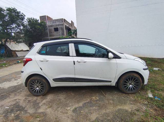 https://images10.gaadi.com/usedgaadi-sellcar/UsedCar/8e440ec6-77ba-4ed4-a24a-6f65f70563e5/c274ca53-bef5-4795-bdce-8c26dc51b6ea.jpg?imwidth=6400