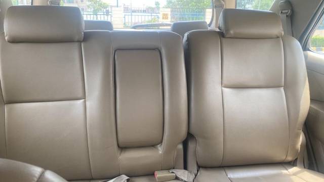https://images10.gaadi.com/usedgaadi-sellcar/UsedCar/8effa987-9792-4a8a-a79f-b562a14ec8df/7b776dc5-7965-4a6a-8fd9-3346ba118ce0.jpeg?imwidth=6401