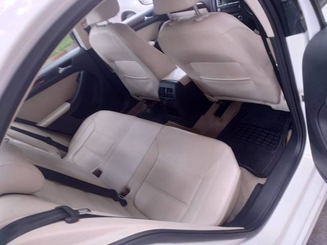 https://images10.gaadi.com/usedgaadi-sellcar/UsedCar/8f260197-1e76-48ba-aea3-21ebccce877b/0b1bbd3a-78be-4d73-90df-0bc6dfab6c13.jpeg?imwidth=6402