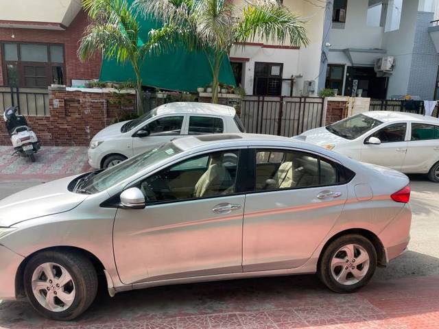 https://images10.gaadi.com/usedgaadi-sellcar/UsedCar/8f360086-f8d3-4478-bbc0-62f5d67a2105/963b50d8-9162-4367-8d45-bebf4e57f0d2.jpg?imwidth=6401