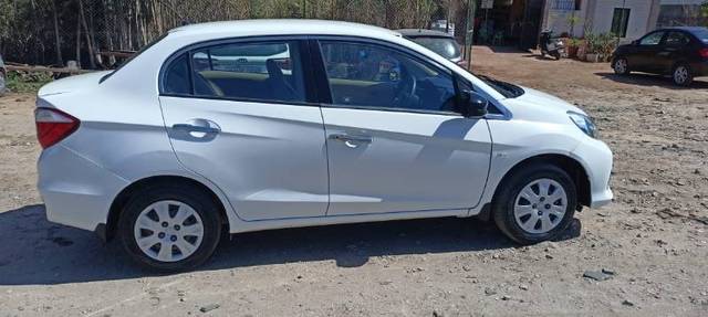 https://images10.gaadi.com/usedgaadi-sellcar/UsedCar/8ff68f67-6b79-4f28-8de7-e34d69ef8d2d/04e2ed1b-a3d2-4ded-ac82-a1b0ee1a0e79.jpg?imwidth=6402