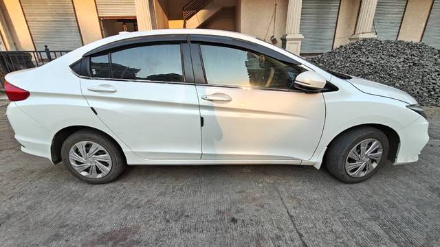 https://images10.gaadi.com/usedgaadi-sellcar/UsedCar/9064576c-88a6-4ba9-b9e1-141640902a1e/86e083b3-ffbe-4c03-8066-4978d4bb16f6.jpg?imwidth=6401