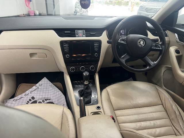 https://images10.gaadi.com/usedgaadi-sellcar/UsedCar/90f27aef-3c22-4b71-8305-bad60fb86814/a93db687-6341-44a0-b99d-0d8239193e7c.jpeg?imwidth=6401