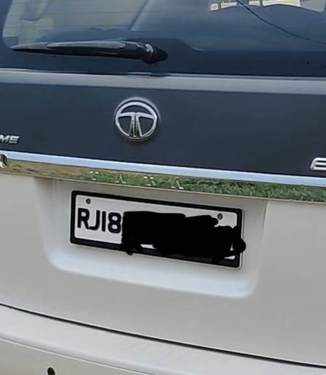 https://images10.gaadi.com/usedgaadi-sellcar/UsedCar/93c66111-4d4c-4e95-bb3e-38481b0f9d80/61d1d7e2-cbce-430c-9150-6b6c58153de3.jpg?imwidth=6402