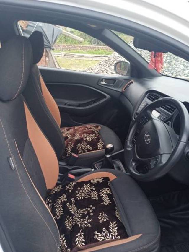 https://images10.gaadi.com/usedgaadi-sellcar/UsedCar/96296df6-64bc-4271-bb59-3cce469ad747/8466cd75-ec2e-4417-8c8e-a3fd1239bdbf.jpg?imwidth=6402