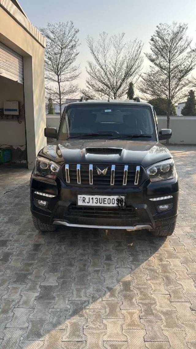 https://images10.gaadi.com/usedgaadi-sellcar/UsedCar/96f8ab45-03b2-4162-937e-f36498babc98/8b0d10ad-7fd4-4852-9c13-a29ba5196f5e.jpeg?imwidth=6400