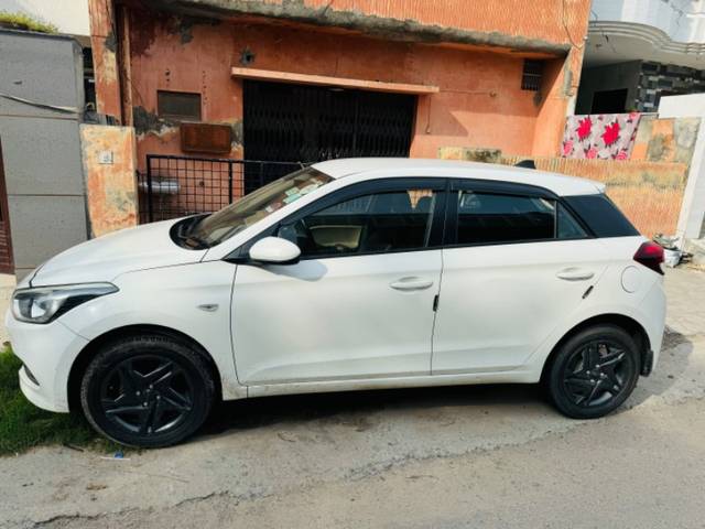 https://images10.gaadi.com/usedgaadi-sellcar/UsedCar/970a8db8-9a09-475d-8af5-8d76f00d7230/116f1e89-f0fa-4c0a-ada5-6d19fa599604.jpg?imwidth=6402