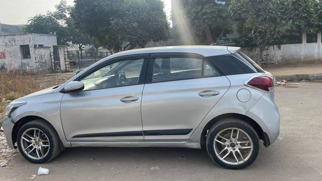 https://images10.gaadi.com/usedgaadi-sellcar/UsedCar/985a2c51-2500-47c2-a926-3ab477d354d6/cd90c3c5-c5fb-4c49-bb95-b6a6b8f850c6.jpg?imwidth=6402