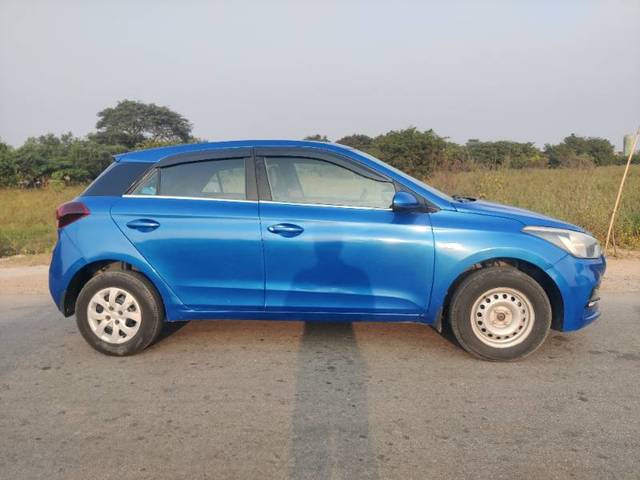 https://images10.gaadi.com/usedgaadi-sellcar/UsedCar/9889d9bb-f427-4655-9f0e-b7df320c61c1/fe6b2c42-eb0f-4548-b49b-a86c1e729bad.jpg?imwidth=6401