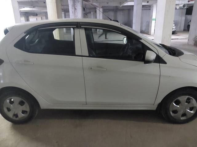 https://images10.gaadi.com/usedgaadi-sellcar/UsedCar/99025336-5db8-43d4-95fe-304e4d8dc2e7/5c4f1729-fdf8-43db-97cf-c8d24608ed4f.jpg?imwidth=6401