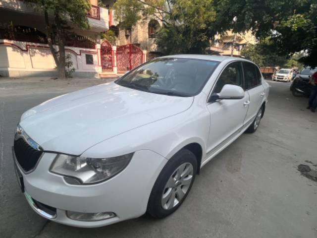 https://images10.gaadi.com/usedgaadi-sellcar/UsedCar/9973dd54-4420-44f4-b654-1c2a785132e1/86fc0fee-5442-4bba-9769-6f99d4206898.jpeg?imwidth=6402