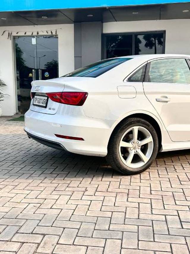 https://images10.gaadi.com/usedgaadi-sellcar/UsedCar/99b1eeab-f906-42e8-8007-98c03b5a1e48/d1fe5425-b0fe-4fab-9d46-2d8ea26cb058.jpg?imwidth=6402