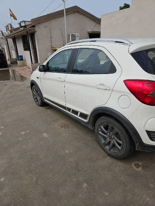 https://images10.gaadi.com/usedgaadi-sellcar/UsedCar/99e52548-98dc-40fd-ae05-f0ba926655b5/963ae998-694c-4f1a-ba56-d54731408003.jpg?imwidth=6402