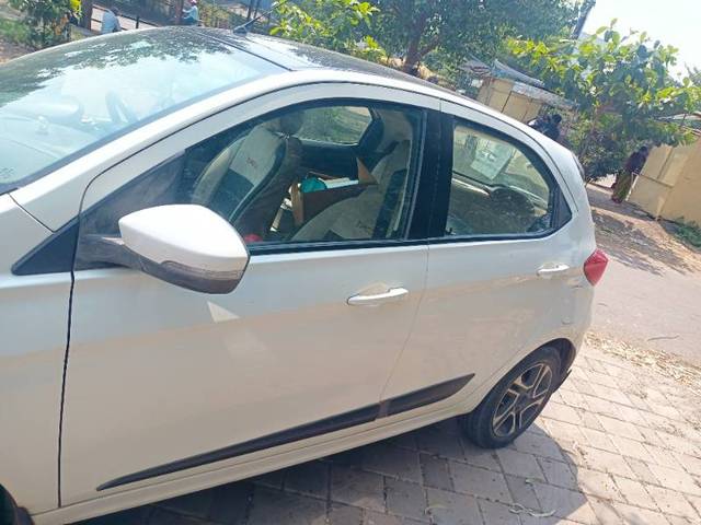 https://images10.gaadi.com/usedgaadi-sellcar/UsedCar/9a303f35-9dfc-488f-8bd1-978cd80b4379/332c6d1f-e25e-4564-b8af-4a12a1066f65.jpg?imwidth=6400