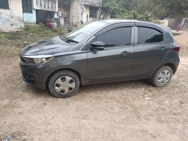 https://images10.gaadi.com/usedgaadi-sellcar/UsedCar/9b341fdf-316f-4a8a-8093-c2c67be92753/15ac73df-408d-4704-b5fe-93f763ddf168.jpg?imwidth=6401