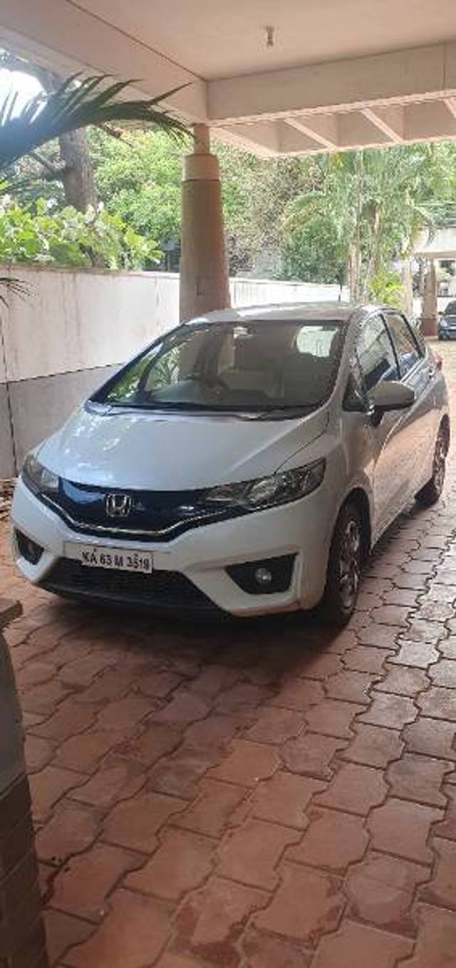 https://images10.gaadi.com/usedgaadi-sellcar/UsedCar/9c2ad0e2-d8b9-46e4-b1b0-6785f4e3f68f/0b72357e-14aa-4b14-bc7c-fe6e89e2eefb.jpg?imwidth=6400