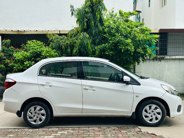 https://images10.gaadi.com/usedgaadi-sellcar/UsedCar/9c658101-cf17-4038-96c8-bfd6063c154f/f02fa4e3-22f7-4d6b-955b-656fa626f566.jpeg?imwidth=6401