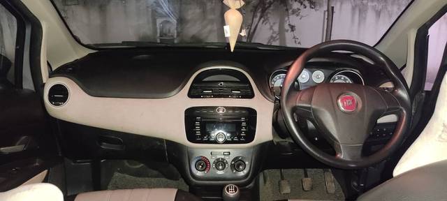https://images10.gaadi.com/usedgaadi-sellcar/UsedCar/9d6fd727-a82e-4ae6-9fa0-dee1a24b84c4/ee0f0e21-d2a9-4293-a770-8246ee943b62.jpg?imwidth=6402