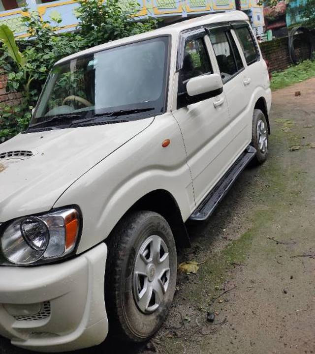 https://images10.gaadi.com/usedgaadi-sellcar/UsedCar/9dea17cb-22c8-4403-9117-c7d066bf3641/51f69a5b-0413-41cd-8b6b-f418d05cc04a.jpg?imwidth=6400