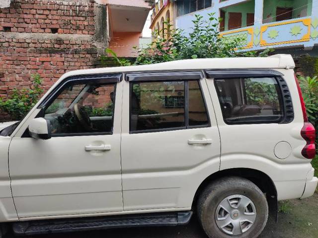 https://images10.gaadi.com/usedgaadi-sellcar/UsedCar/9dea17cb-22c8-4403-9117-c7d066bf3641/eb6e8f41-2d87-4cba-b7d2-796f6ba59980.jpg?imwidth=6402