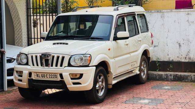 https://images10.gaadi.com/usedgaadi-sellcar/UsedCar/9f620a37-5026-4624-8c5e-e820d7a2efcd/3b0e67e7-6b88-432a-b03b-b0454254faf7.jpeg?imwidth=6400