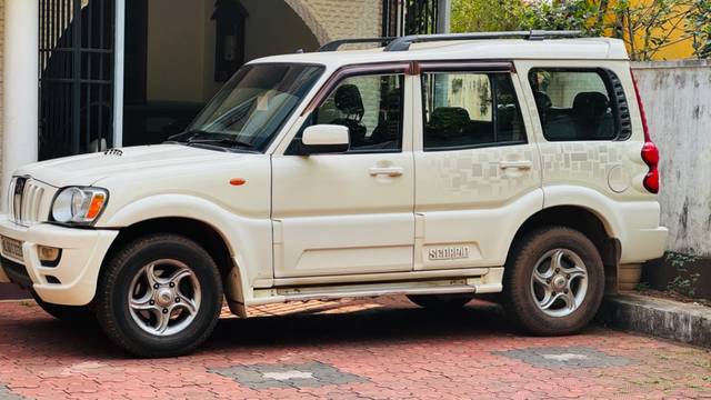 https://images10.gaadi.com/usedgaadi-sellcar/UsedCar/9f620a37-5026-4624-8c5e-e820d7a2efcd/c298bb91-fe76-413b-aea2-57da202c4546.jpeg?imwidth=6401