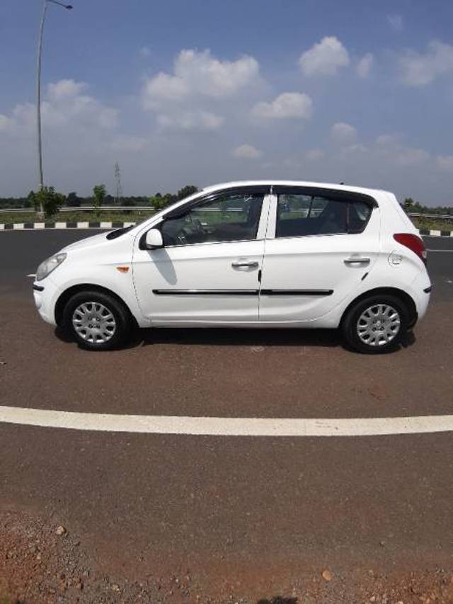 https://images10.gaadi.com/usedgaadi-sellcar/UsedCar/a10b2012-5155-46f7-a984-6989d0a1f7cf/52a6b353-6546-49c0-b3d3-317166b8cf0e.jpg?imwidth=6402