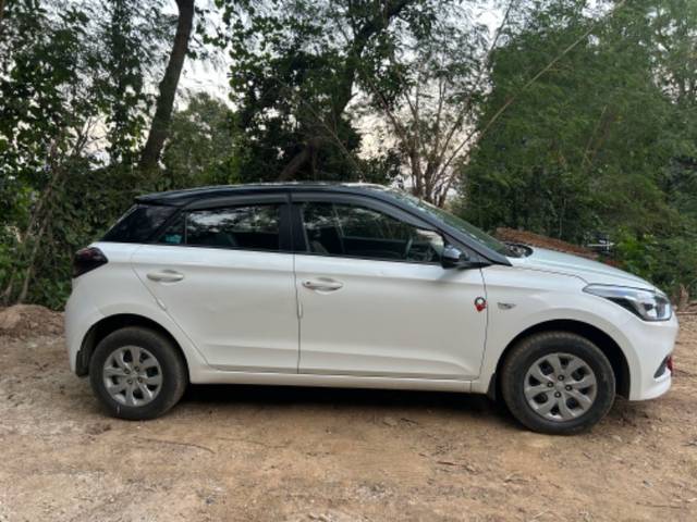 https://images10.gaadi.com/usedgaadi-sellcar/UsedCar/a3b44ce0-5d2b-47c3-b25b-64b144267cec/3ccb7116-ef0b-4ecf-a821-549d06b32420.jpg?imwidth=6401