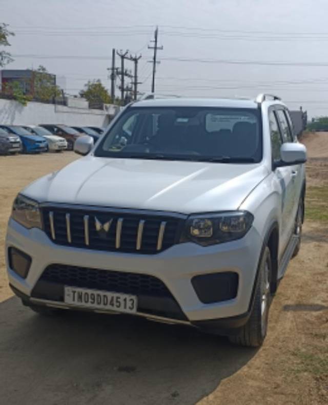 https://images10.gaadi.com/usedgaadi-sellcar/UsedCar/a4af7f57-86e3-4663-88a2-e588e7bb07f9/3acbd181-fc22-4357-a344-2273b54c5b30.jpeg?imwidth=6400