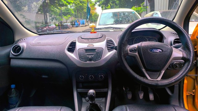 Second-hand 2015 Ford Figo Petrol LXI for sale in Surat-5
