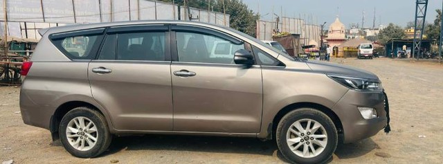 Toyota Innova Crysta 2.4 VX MT 8S BSIV Second-hand 2017 Toyota Innova Crysta 2.4 VX MT 8S BSIV for sale in Jhansi-6