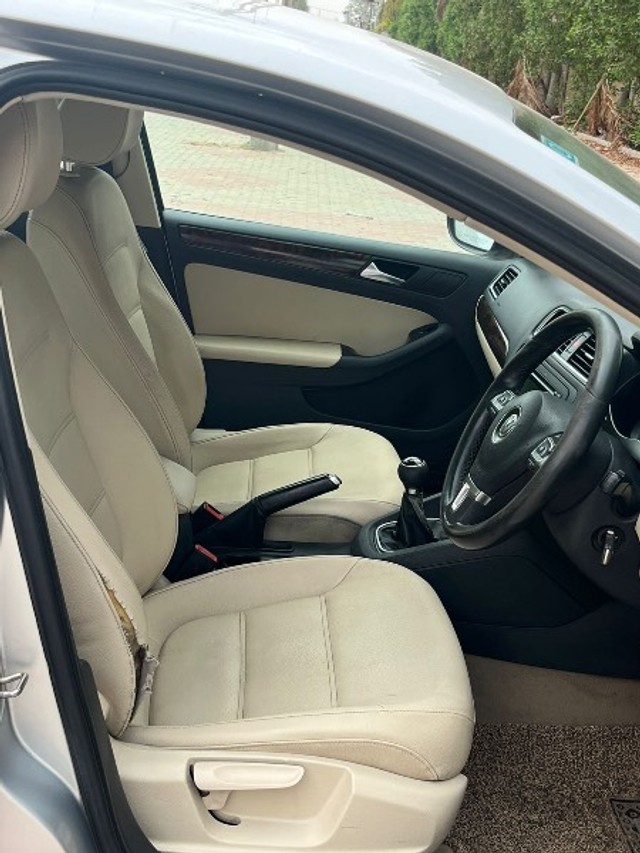 Second-hand 2011 Volkswagen Jetta 2.0L TDI Highline for sale in Ankleshwar-3