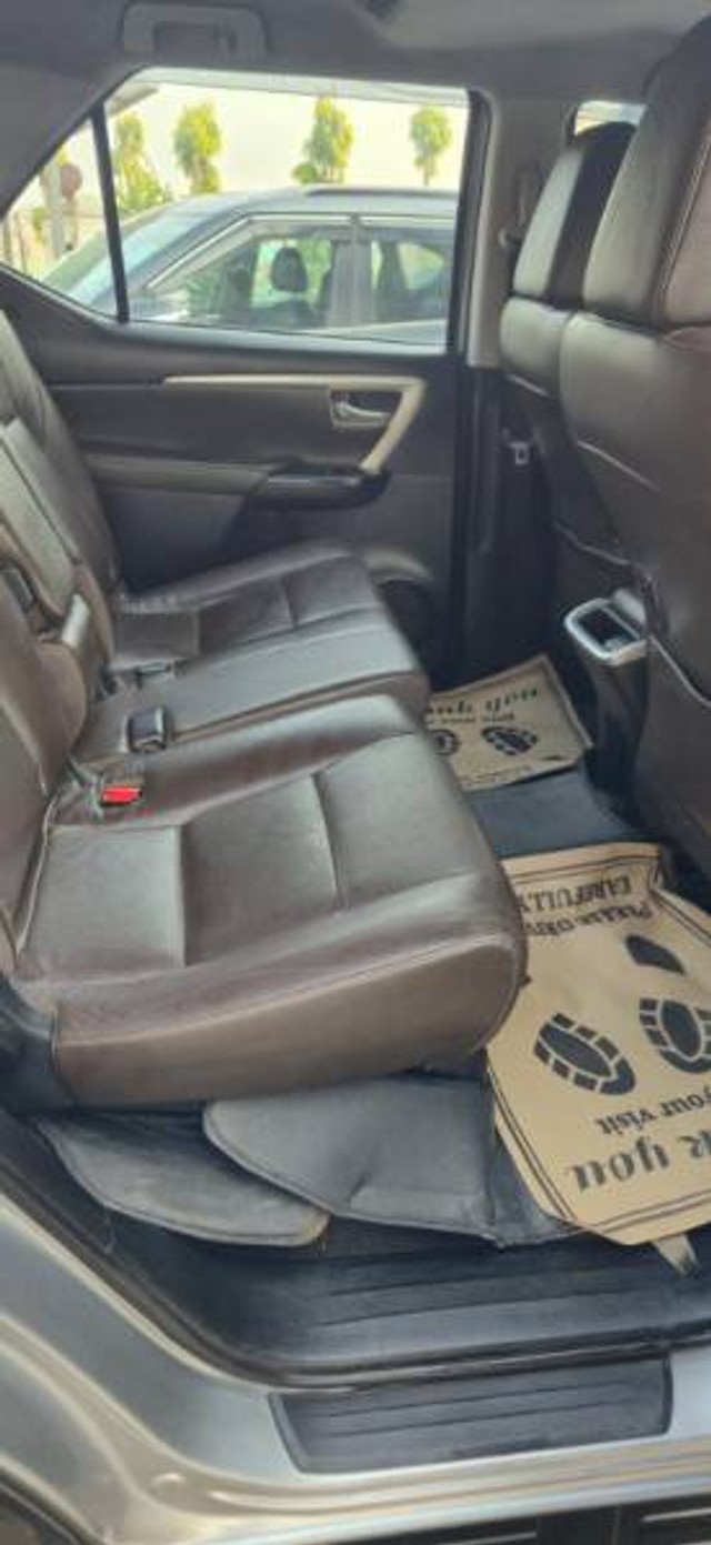 Second-hand 2017 Toyota Fortuner 2.8 2WD AT BSIV for sale in Meerut-7