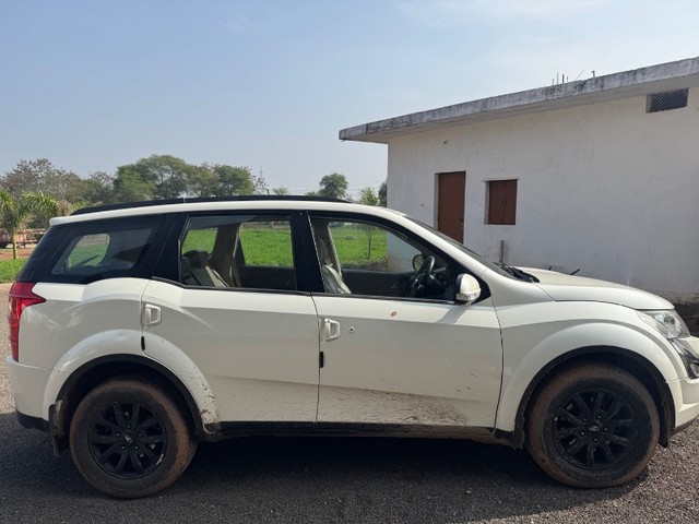 Second-hand 2015 Mahindra XUV500 R W10 FWD for sale in Shivpuri-1