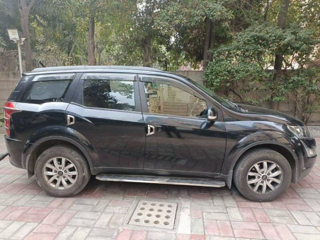 Second-hand 2017 Mahindra XUV500 W8 2WD for sale in New Delhi-12