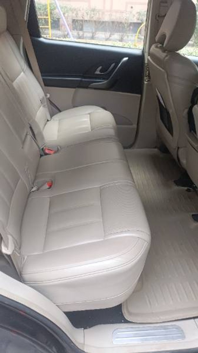 Second-hand 2017 Mahindra XUV500 W8 2WD for sale in New Delhi-3