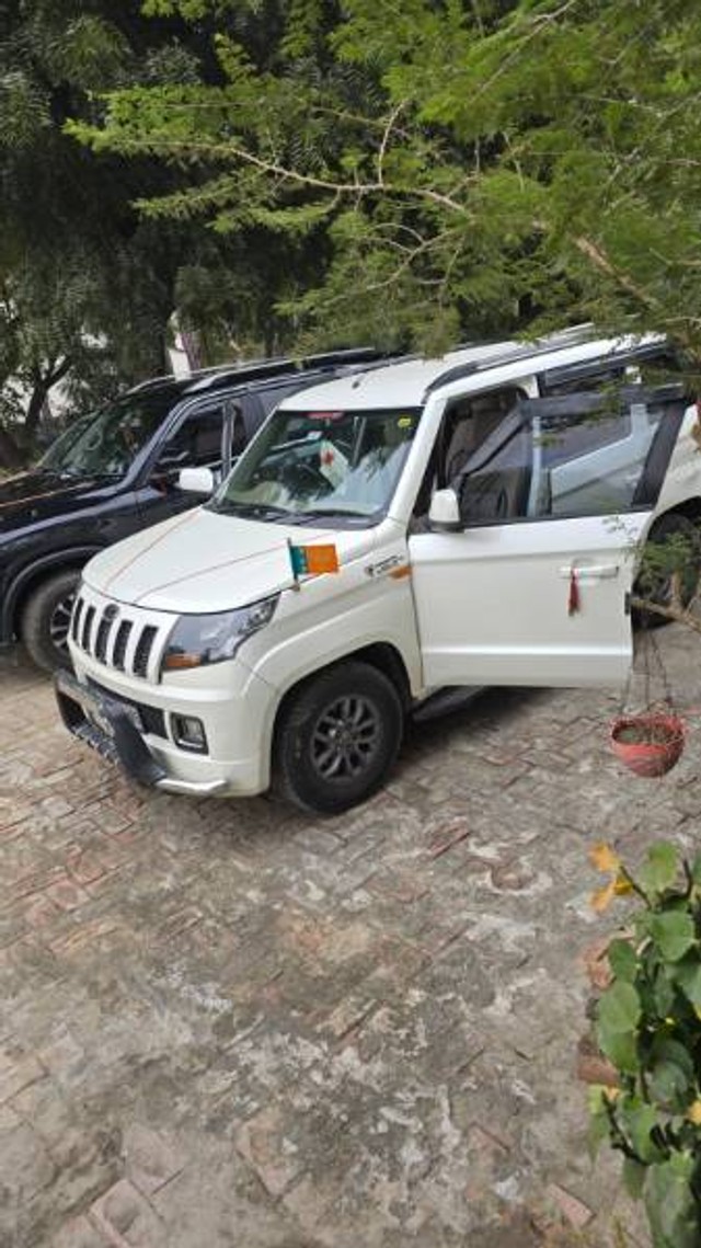 Second-hand 2018 Mahindra TUV 300 T10 for sale in Varanasi-2