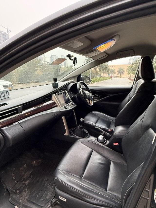 Second-hand 2017 Toyota Innova Crysta 2.4 G MT BSIV for sale in Lucknow-4