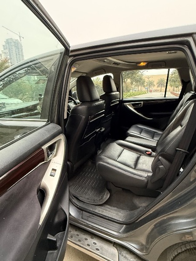 Second-hand 2017 Toyota Innova Crysta 2.4 G MT BSIV for sale in Lucknow-10