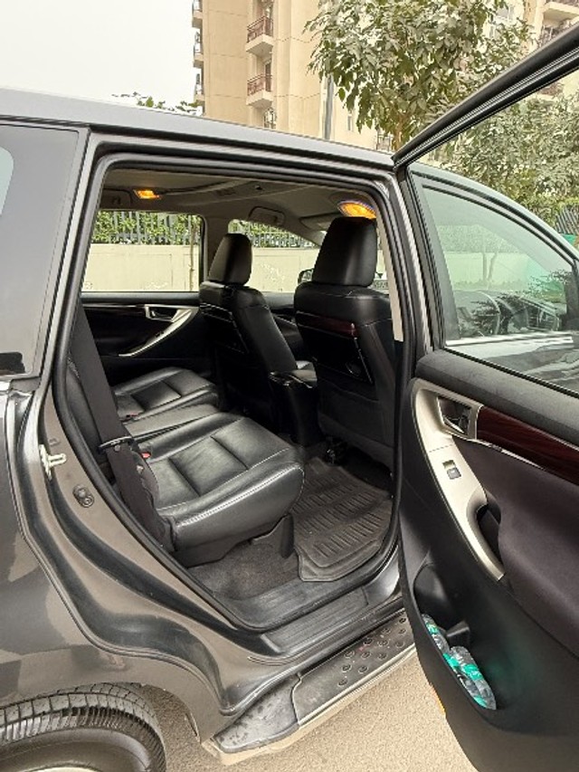 Second-hand 2017 Toyota Innova Crysta 2.4 G MT BSIV for sale in Lucknow-13