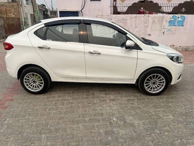 https://images10.gaadi.com/usedgaadi-sellcar/UsedCar/a6a148a4-d08e-4138-a161-bdcbbd6f6944/883f8b40-24a1-4a6b-b286-593dc3615f9a.jpg?imwidth=6401