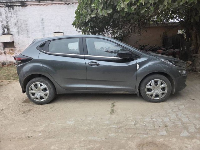 Second-hand 2023 Tata Altroz XT for sale in Lakhimpur Kheri-1